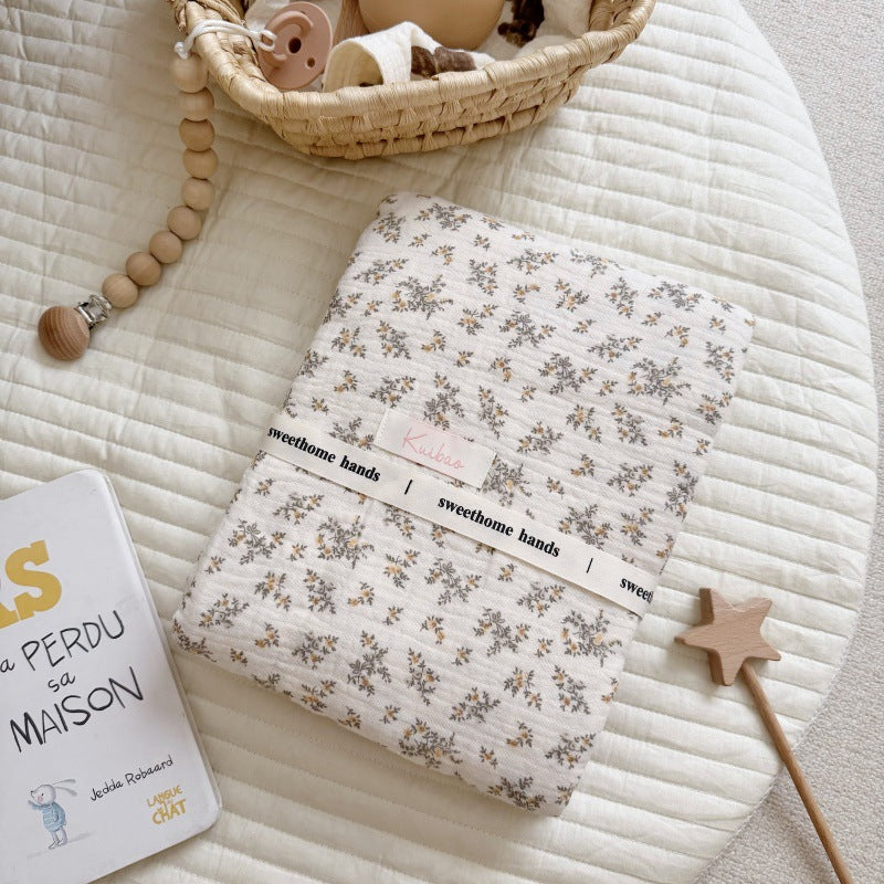 Unisex Musselinteppe med delikat blomsterdesign og elegante volanger Skanto
