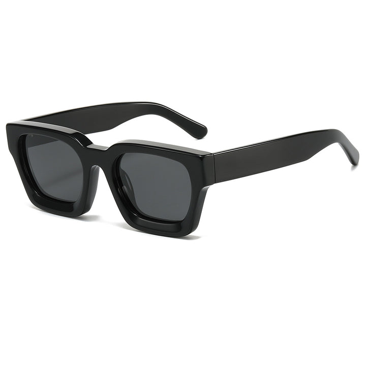 Dame designer solbrille med moderne, kvadratisk ramme og UV-beskyttelse Skanto