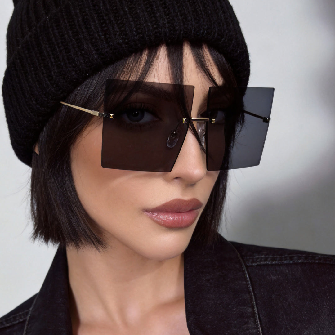 Dame moteriktig kvadratisk solbrille med brede glass og filigran metallramme Skanto