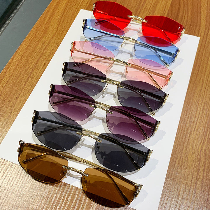 Dame moteriktig solbrille med innovativt sjakkert design Skanto