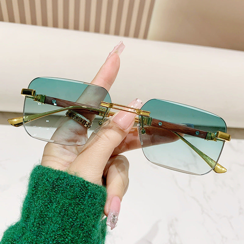 Dame moteriktig rektangulær solbrille med edle metallkanter Skanto