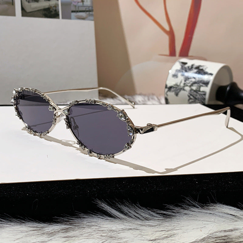 Dame ekstravagant oversized solbrille med futuristisk design Skanto