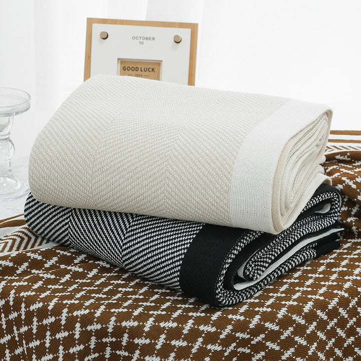 Kvinnelig Elegant Snuggle Blanket laget av Myk Strikk med Geometrisk Mønster Skanto
