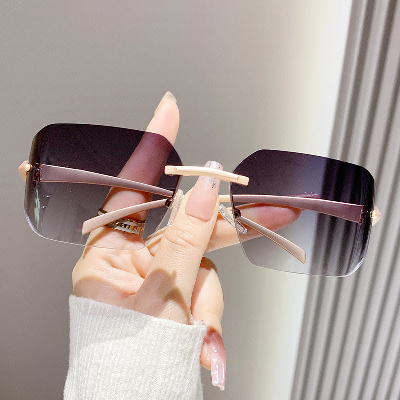 Dame moteriktig kvadratisk solbrille med dekorert metallramme Skanto