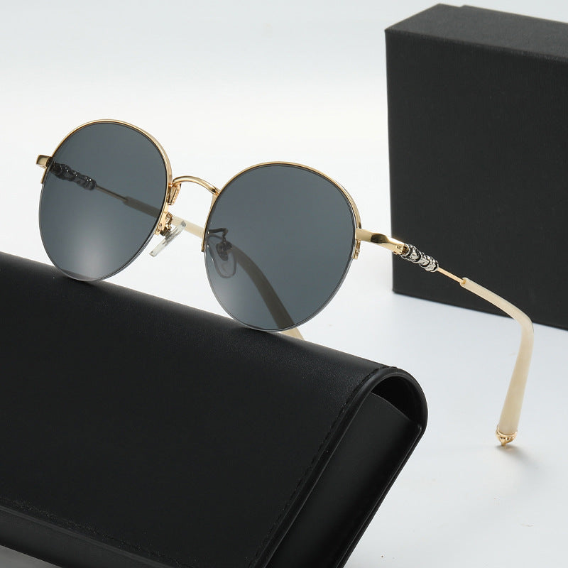 Dame rund solbrille med elegant metallramme og komfortable nesepads Skanto