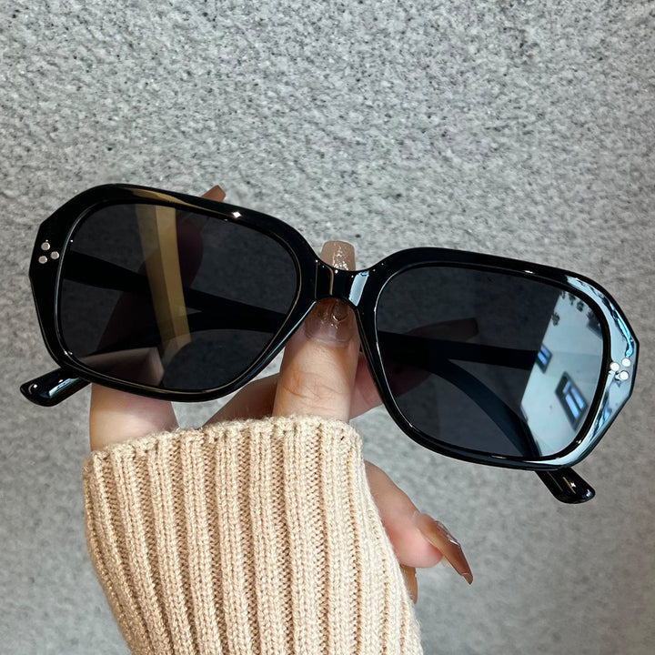 Dame moteriktig oversized solbrille i elegant design Skanto