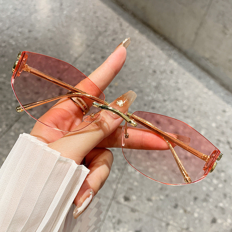 Dame moteriktig solbrille med innovativt sjakkert design Skanto