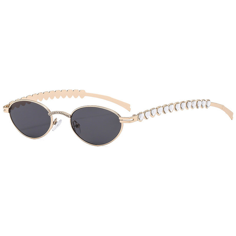 Dame moteriktig solbrille med dekorativ ramme og stilige detaljer Skanto