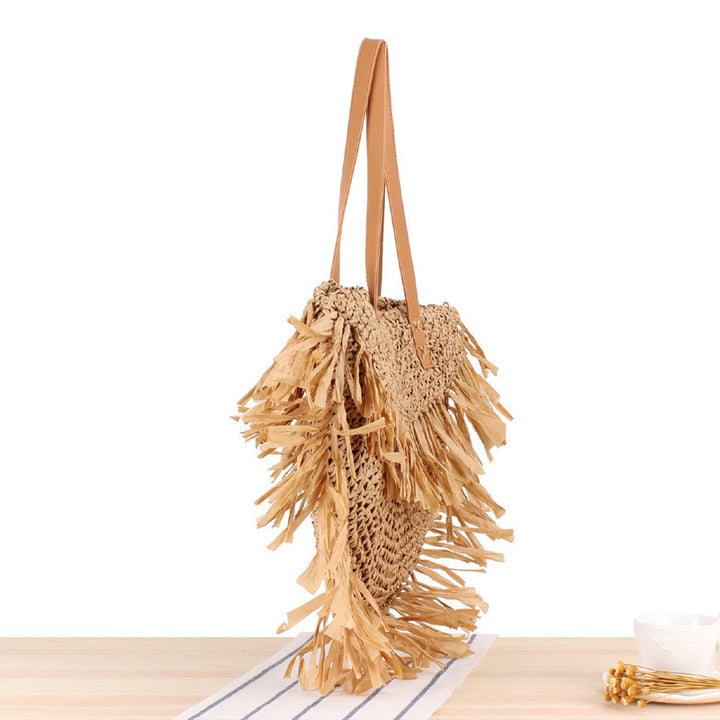 Trendy straw bag with fringed design Skanto
