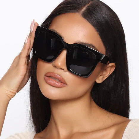 Dame trendy kvadratiske solbriller med trendy ramme og beskyttende UV-filter Skanto