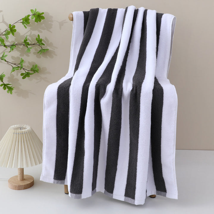 Stort badehåndkle med stilfullt striped mønster Skanto
