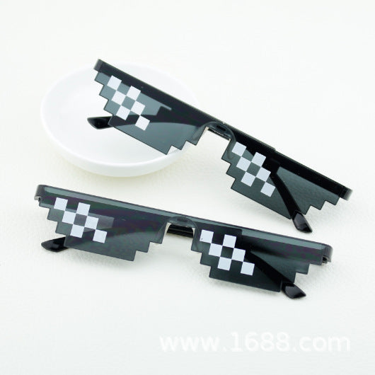 Dame solbriller i trendy pixel-design Skanto