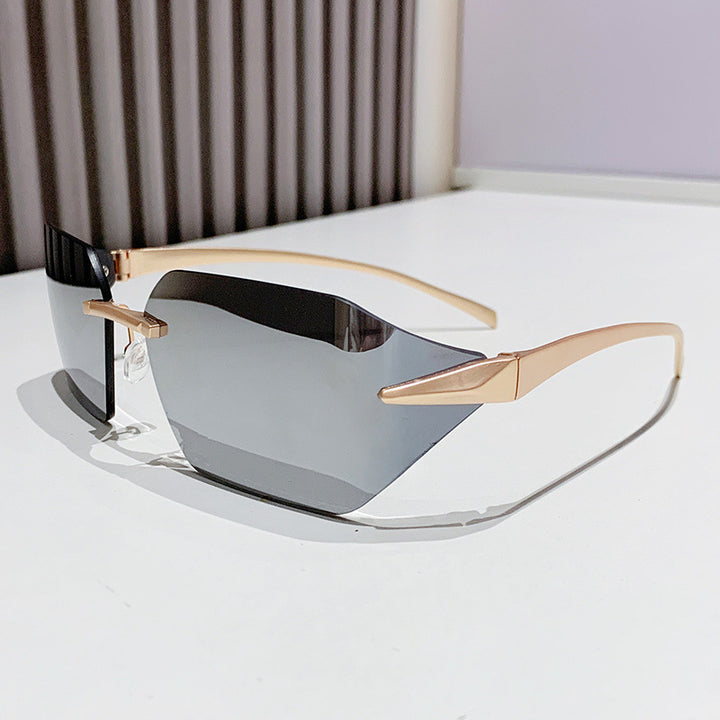 Dame moteriktig kvadratisk solbrille med dekorert metallramme Skanto