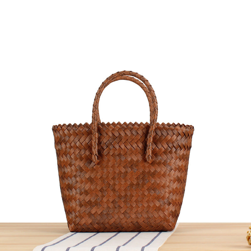 Carry bag made of hand-woven natural material with braided design Skanto