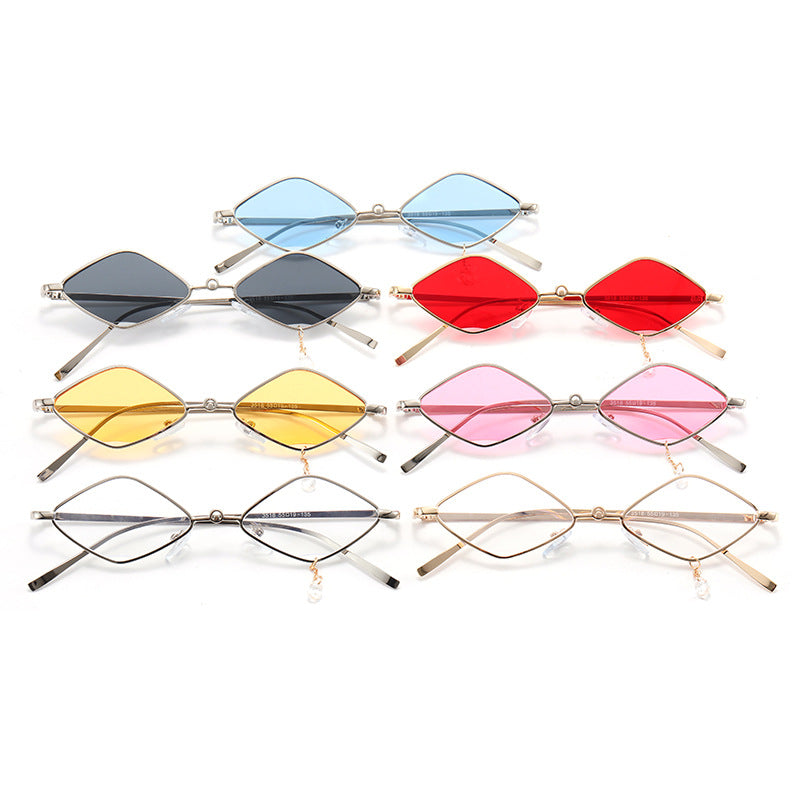 Dame moteriktig solbrille med fasettert ramme Skanto
