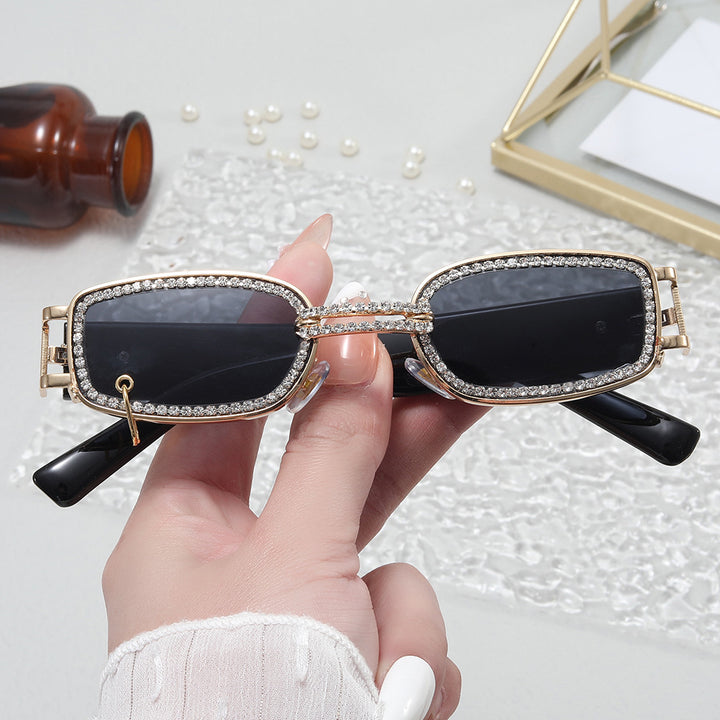 Dame moteriktig solbrille med glitrende krystalramme Skanto