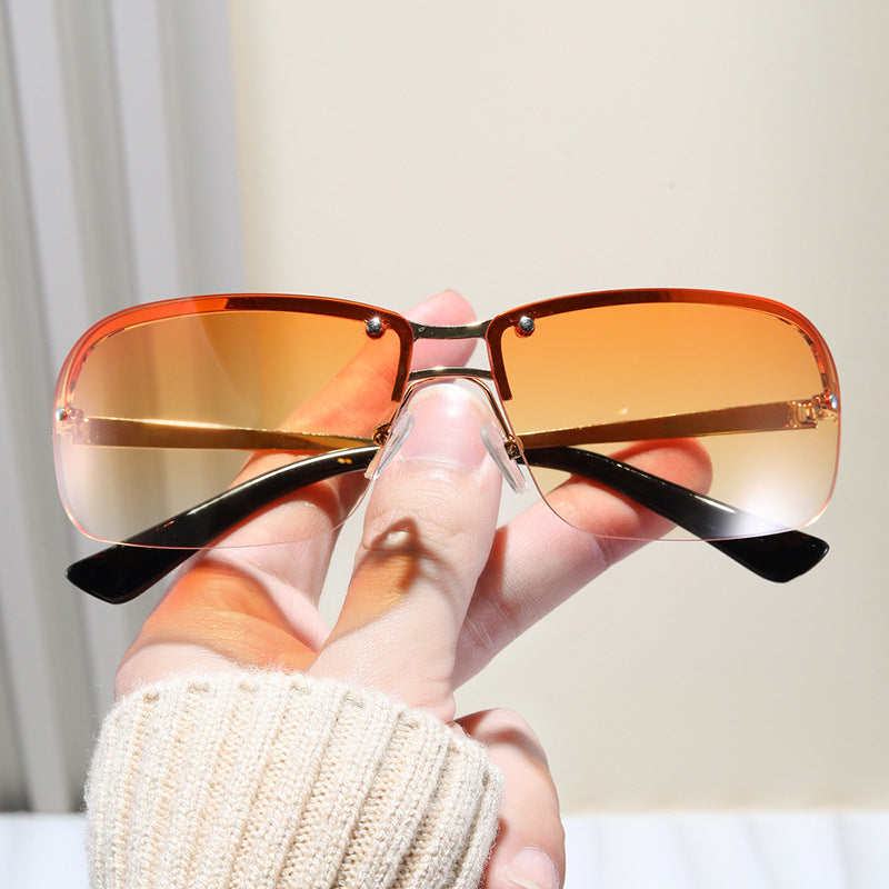 Women's sunglasses with large, elegant lenses and a modern metal frame Skanto