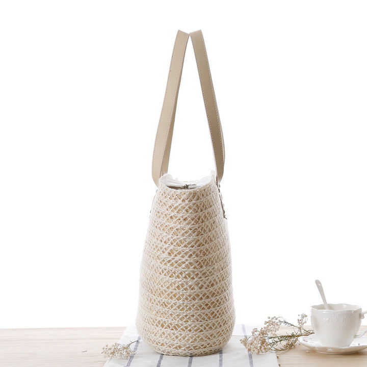 Straw bag with modern knot closure Skanto