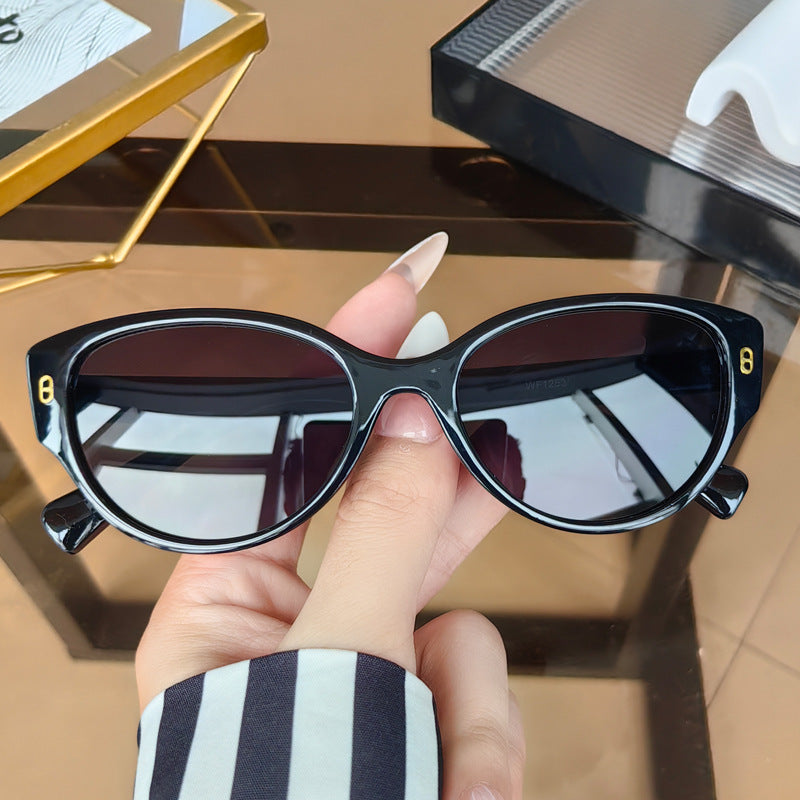 Dame Cat-Eye Solbrille med moderne plastikkramme Skanto