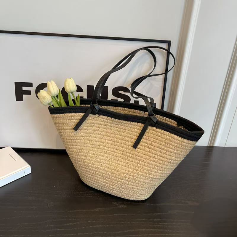 Romslig strandbag med innovative lærhåndtak Skanto