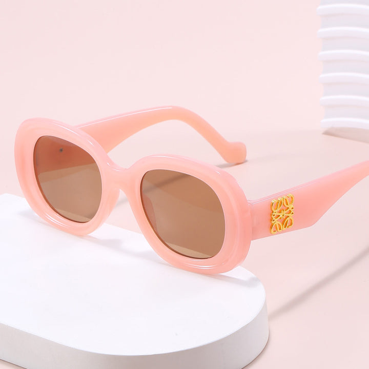 Dame moteriktig vintage-solbrille med spesielle dekorasjoner Skanto