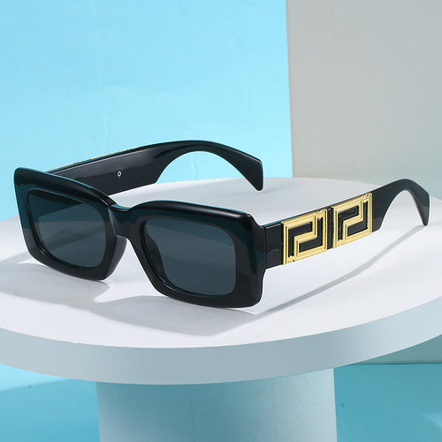 Damer elegant firkantet solbrille med luksuriøs gullaccent Skanto
