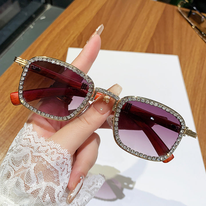 Dame solbrille med strassbesatt ramme og moderne tre-design Skanto