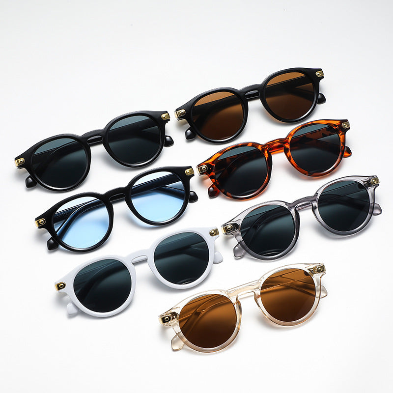Dame moteriktig solbrille med transparent ramme og robuste glass Skanto