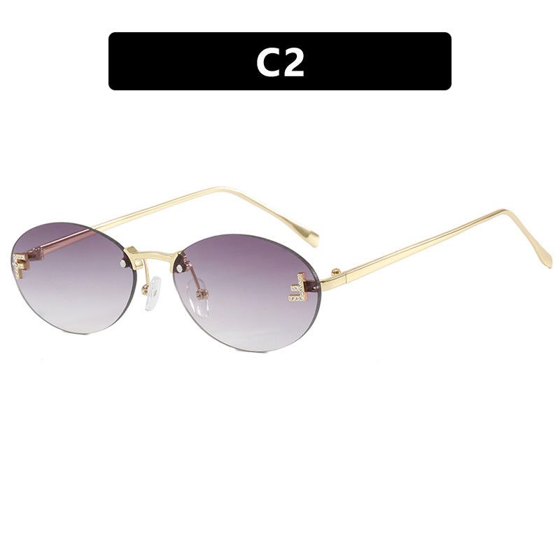 Dame moteriktig solbrille med elegant, speilreflekterende glassfront og filigran metallramme Skanto