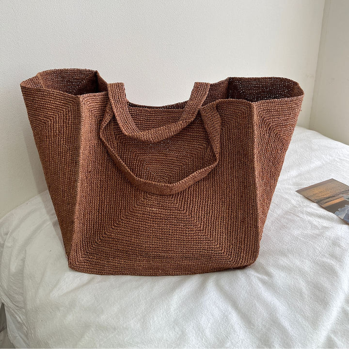 Håndlaget stråveske med stilfull design Skanto
