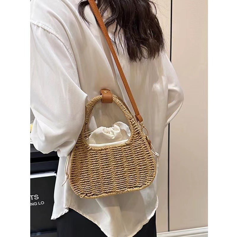 Modern Rattan Bag with Elegant Leather Detail Skanto