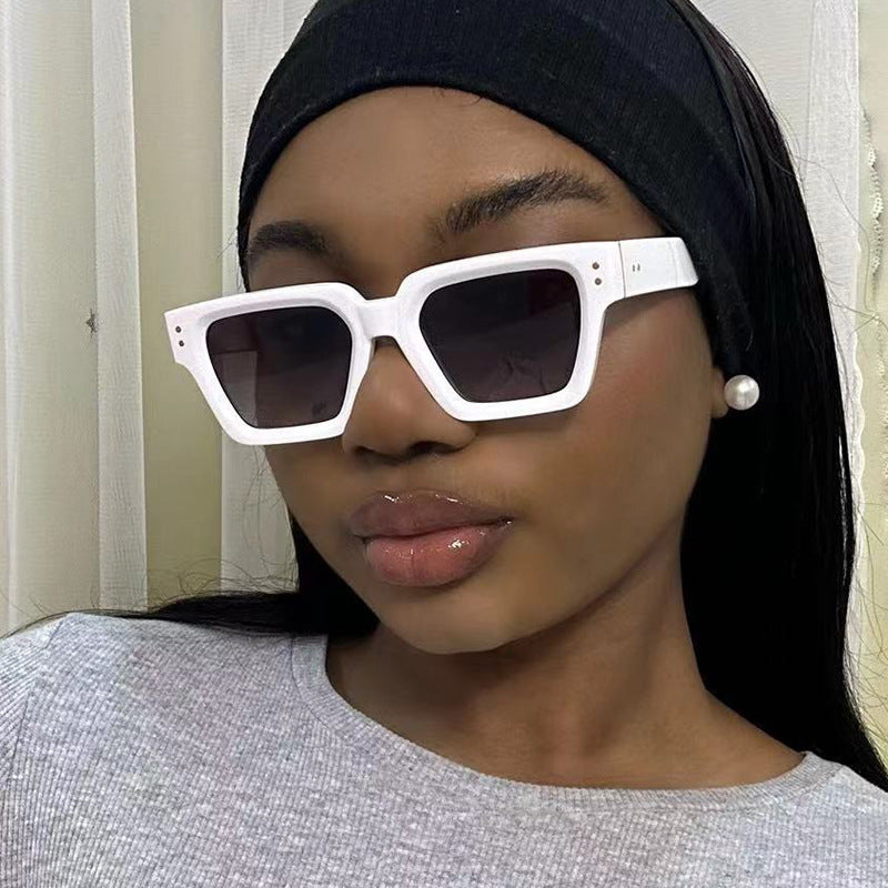 Women's Fashionable Sunglasses in Elegant Oversized Design Skanto