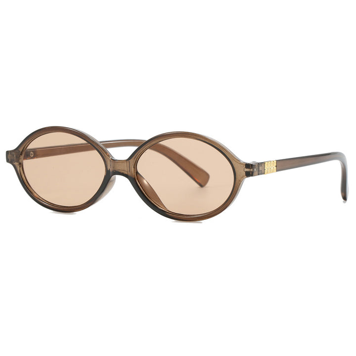 Dame moteriktig solbrille med oval ramme og gyldne detaljer Skanto
