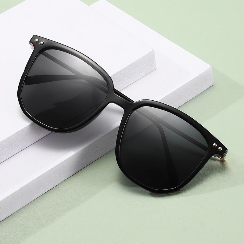 Dame moteriktig oversized solbrille med robust ramme og UV-beskyttelse Skanto