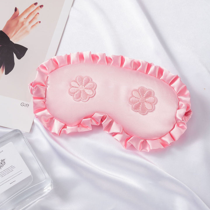 Dame nan brodert satinsovemaske med rynket volangkant og myk polstring Skanto