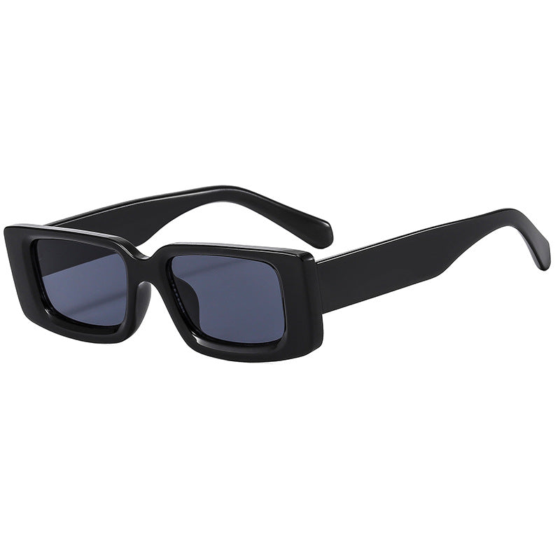 Dame moteriktig solbrille med trendy gjennomsiktig ramme og sporty design Skanto