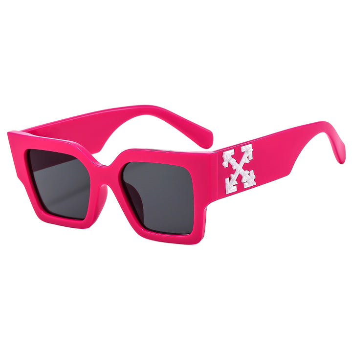 Dame designer solbrille med iøynefallende geometrisk ramme Skanto