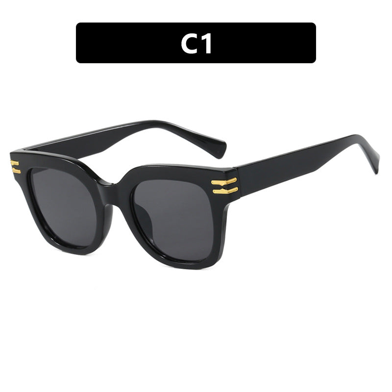 Dame moteriktig solbrille med elegante aksenter Skanto