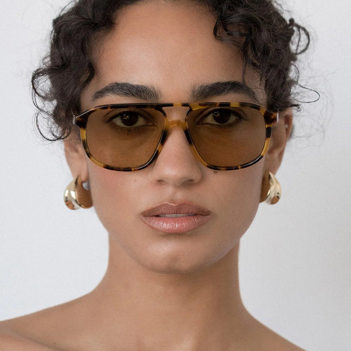 Women's fashionable sunglasses in an elegant square design Skanto