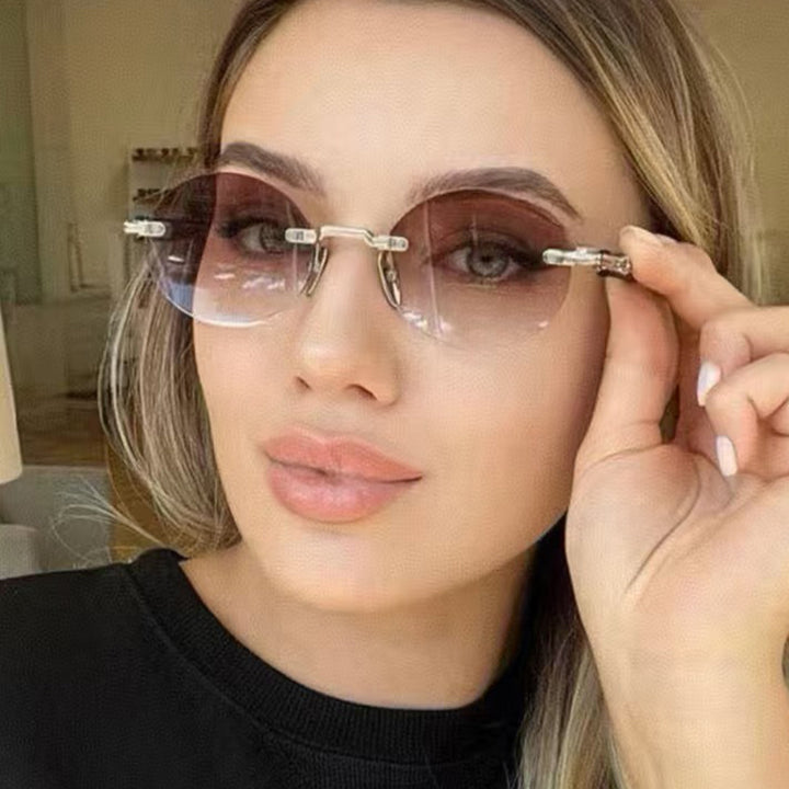 Dame rund solbrille med elegant treinnramme og UV-beskyttelse Skanto
