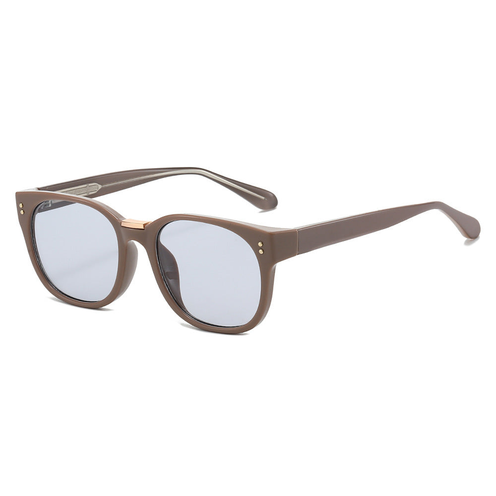 Dame moteriktig solbrille med gjennomsiktig ramme og elegante detaljer Skanto