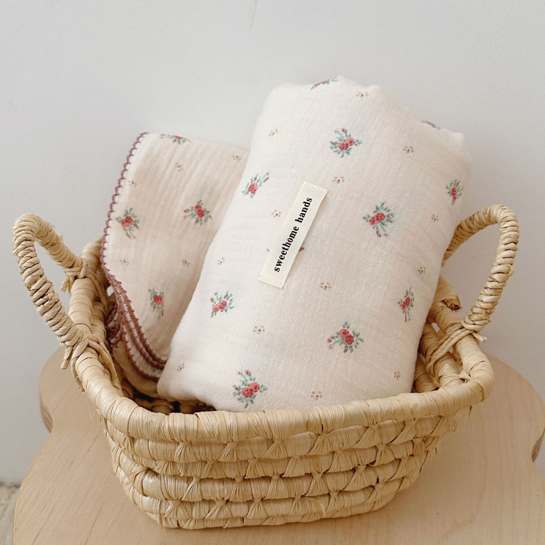 Unisex Musselinteppe med delikat blomsterdesign og elegante volanger Skanto