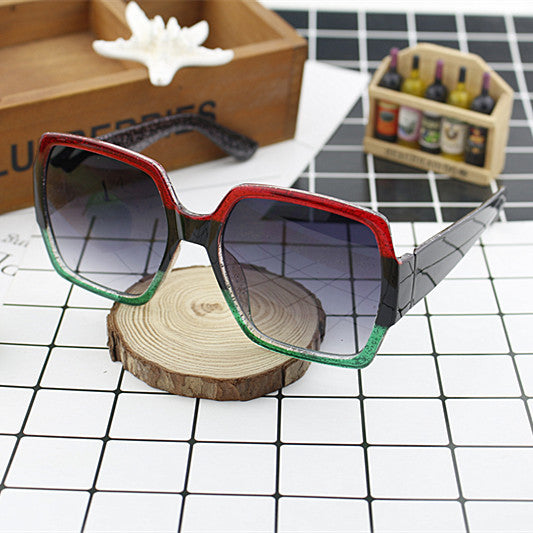 Dame ekstravagant kvadratisk solbrille med unikt design Skanto
