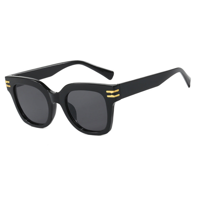 Dame moteriktig solbrille med elegante aksenter Skanto