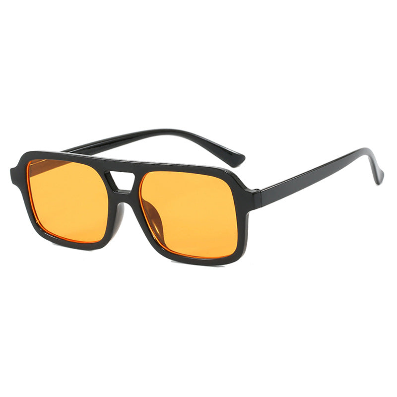 Dame moteriktig kvadratisk solbrille laget av transparent plast Skanto