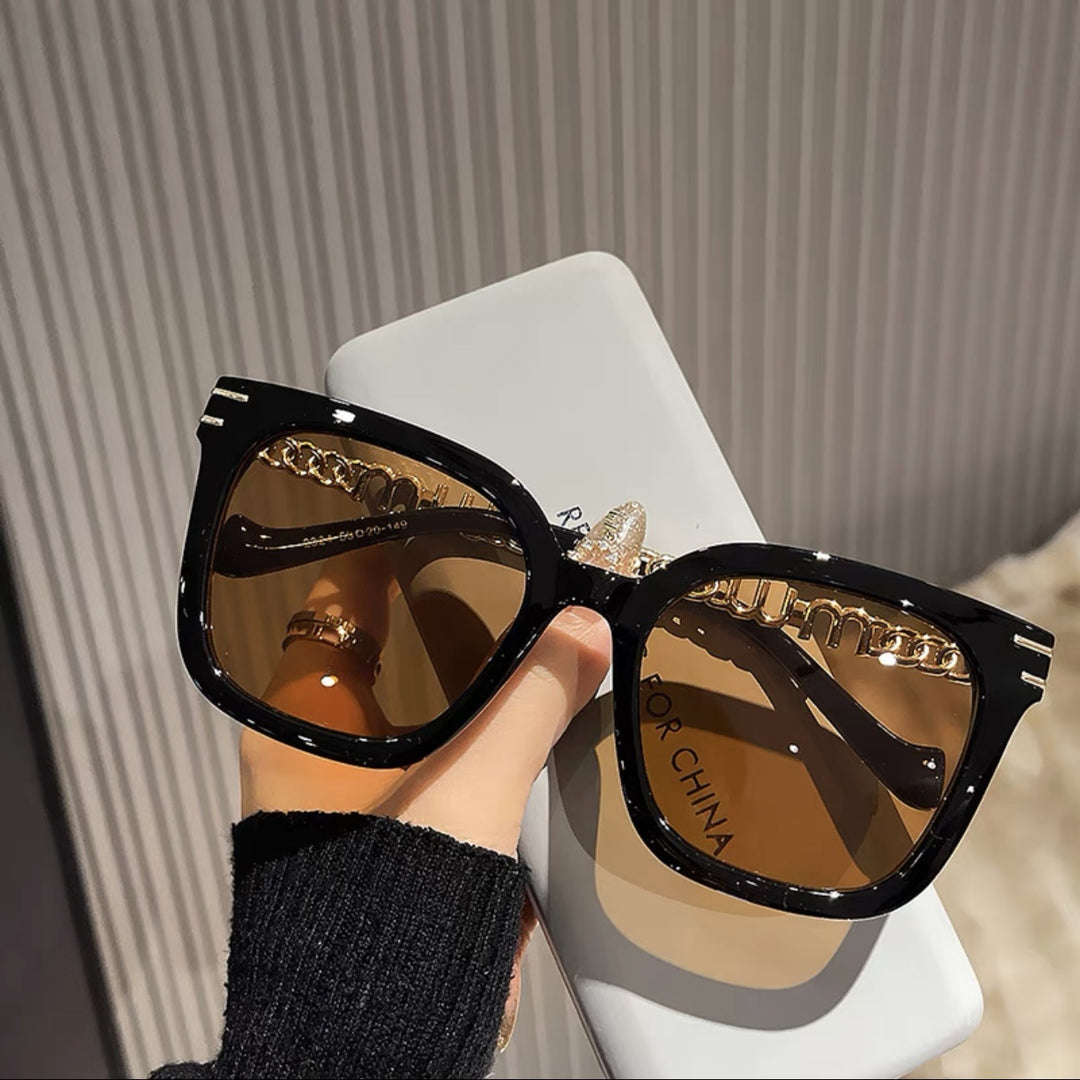 Dame designer solbrille med elegant metallramme og speilende linser Skanto