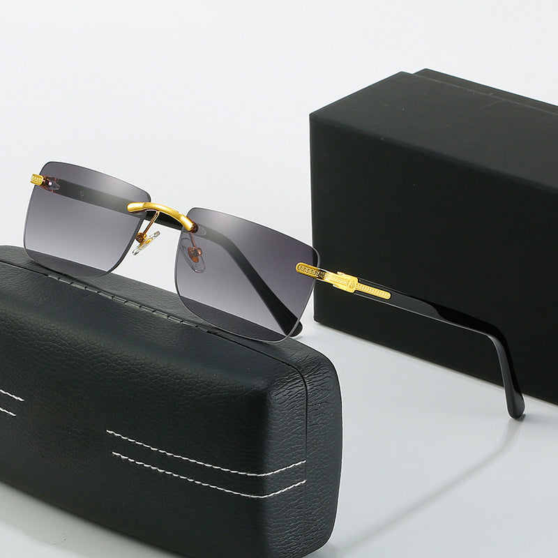 Dame moteriktig solbrille med stilren, firkantet ramme og elegante metallkanter Skanto