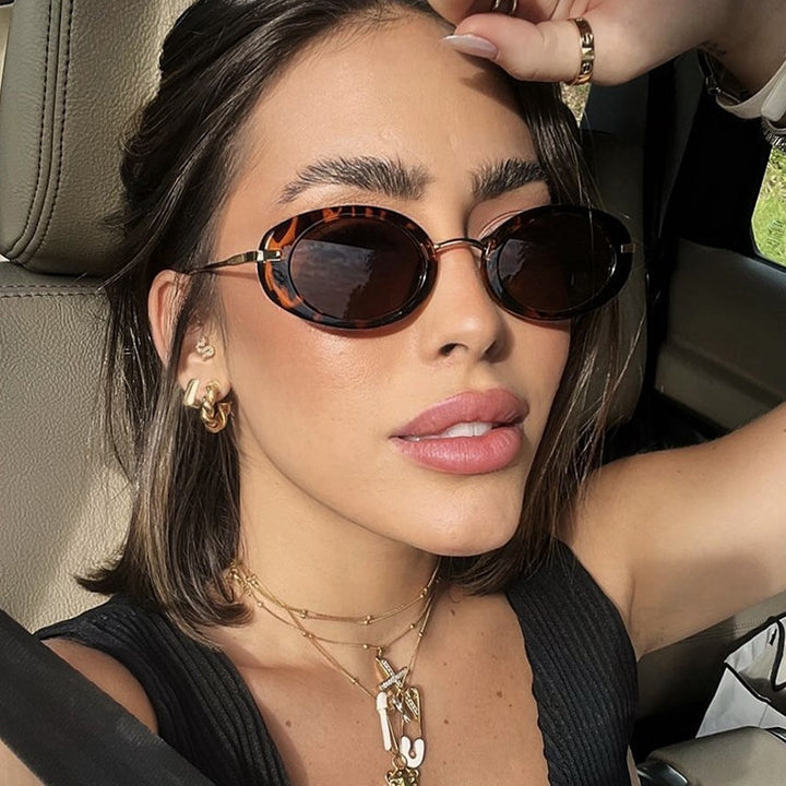 Dame moteriktig solbrille i elegant ovalt design Skanto