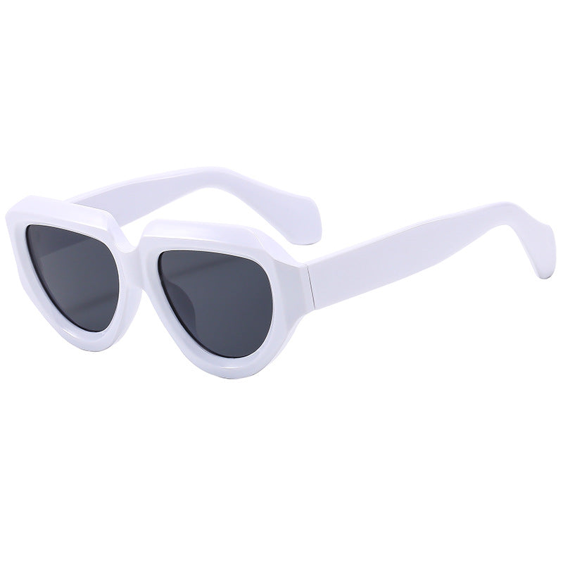 Dame cat-eye solbrille med moderne gjennomsiktig ramme og UV-beskyttelse Skanto