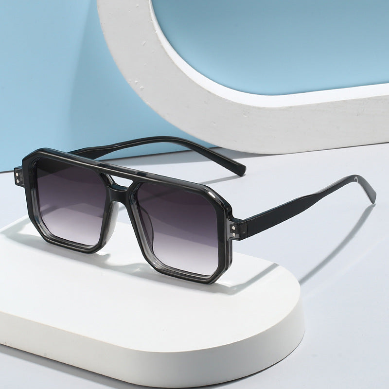 Dame moteriktig solbrille i moderne åttekantet design Skanto